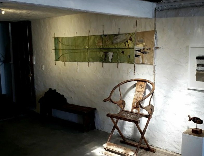 Invierno III — 2024 — 2.30m x 1.20m (Total: 17m) Materiais: Feltro Cola. Papel de seda. Acrílicos. Papel kraft. Algodão. Bambu. Tinta Cola de contato — Fabio Crisanti